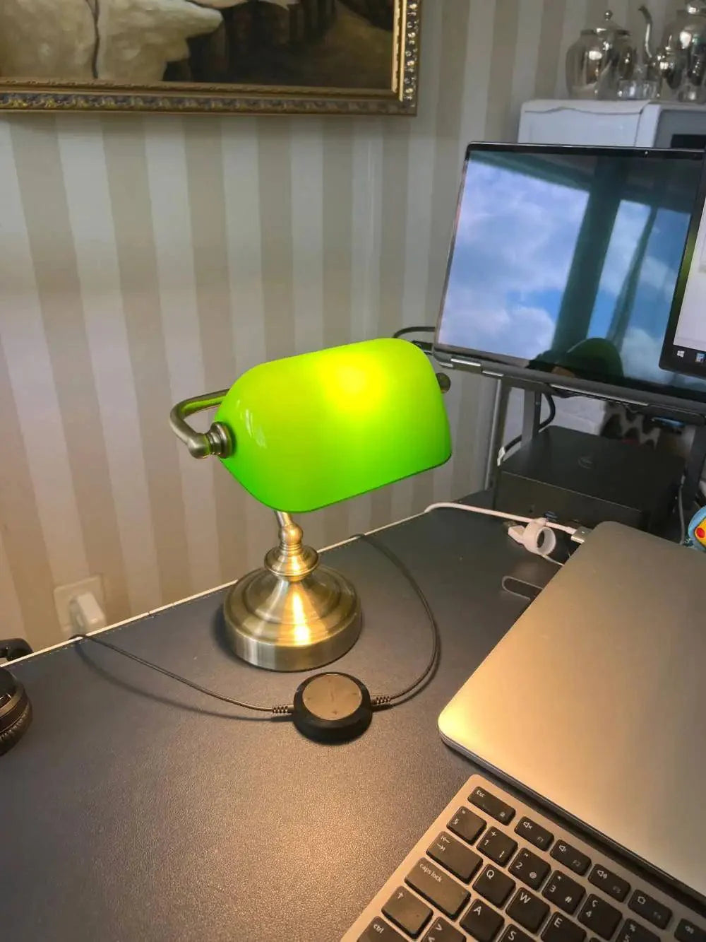 RetroLite NostalGlow Mini Skrivebordslampe – Vintage Metall- og Glassdesign