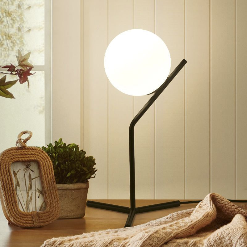 Weißer Glasschirm Globus Schreibtischlampe Modernismus 1 Licht Schlafzimmer Schreibtischbeleuchtung