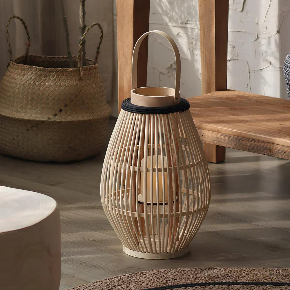 Lanterne en bambou tissée à la main Aurora – Lumière LED bohème rustique