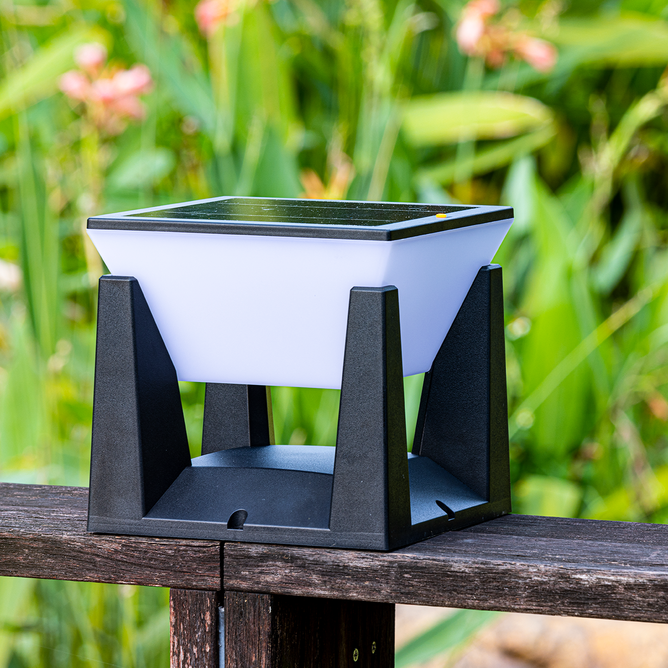 Lanterne Solaire LunaGlow – Lumière Extérieure Étanche et Écologique