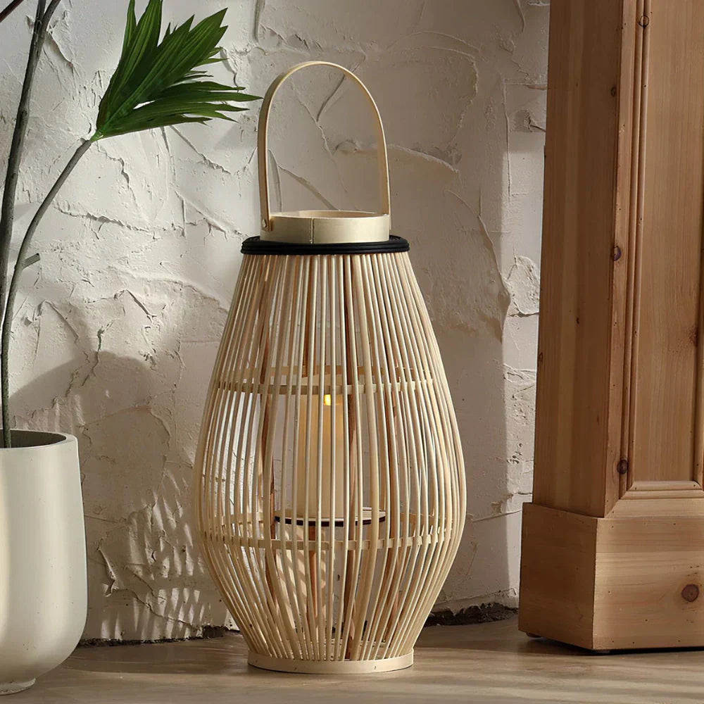 Lanterne en bambou tissée à la main Aurora – Lumière LED bohème rustique