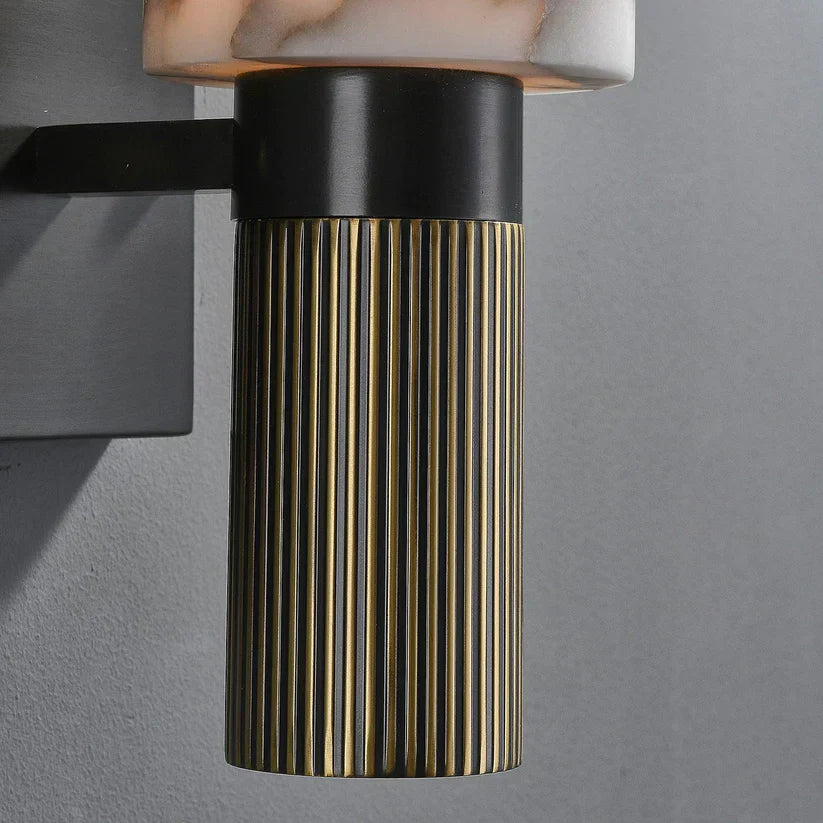 Moderne Wandleuchte mit einem Alabaster-Schirm und Messing-Details