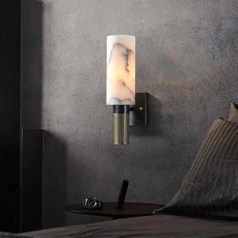 Moderne Wandleuchte mit einem Alabaster-Schirm und Messing-Details
