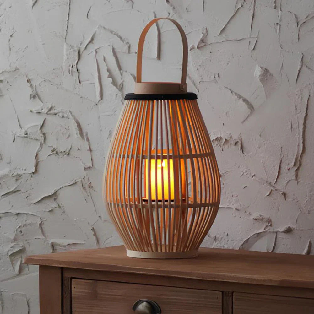 Lanterne en bambou tissée à la main Aurora – Lumière LED bohème rustique