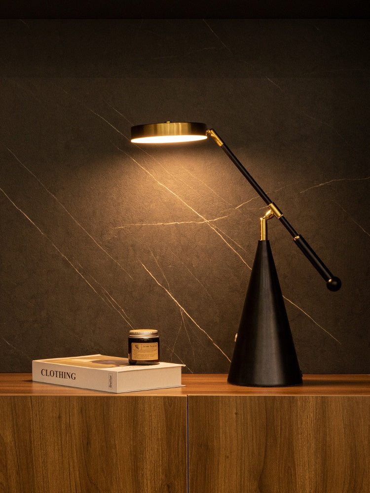 Luxuriöse verstellbare LED-Tischlampe mit konischem Sockel