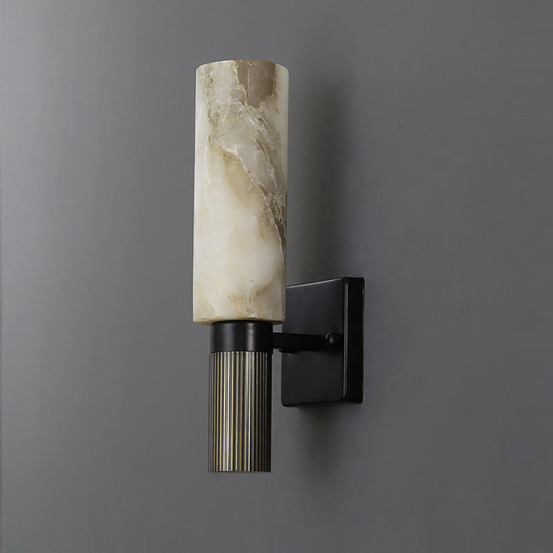 Moderne Wandleuchte mit einem Alabaster-Schirm und Messing-Details