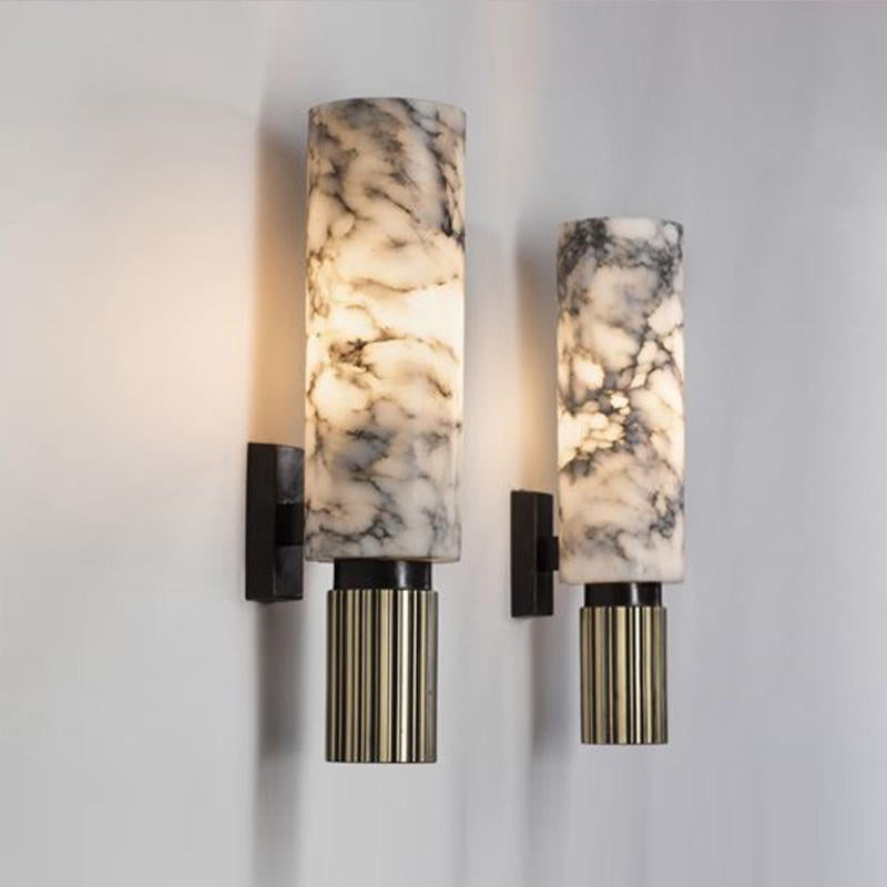 Moderne Wandleuchte mit einem Alabaster-Schirm und Messing-Details