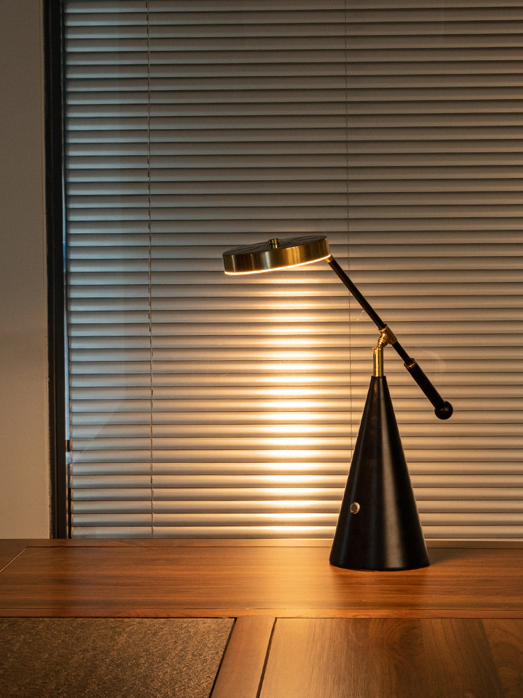 Luxuriöse verstellbare LED-Tischlampe mit konischem Sockel