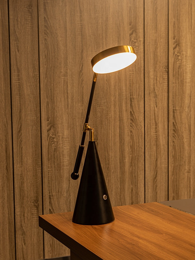 Luxuriöse verstellbare LED-Tischlampe mit konischem Sockel