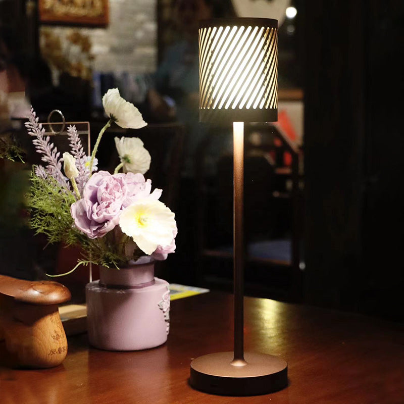 Moderne LED-Tischlampe – einzigartig geschnittener Lampenschirm und warmes Leuchten
