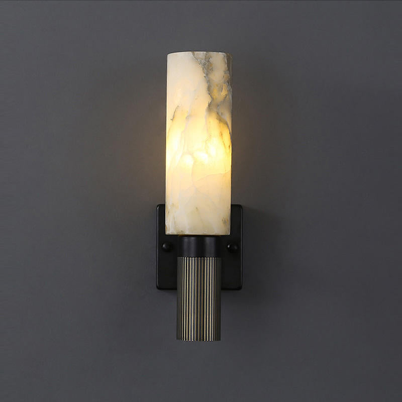 Moderne Wandleuchte mit einem Alabaster-Schirm und Messing-Details