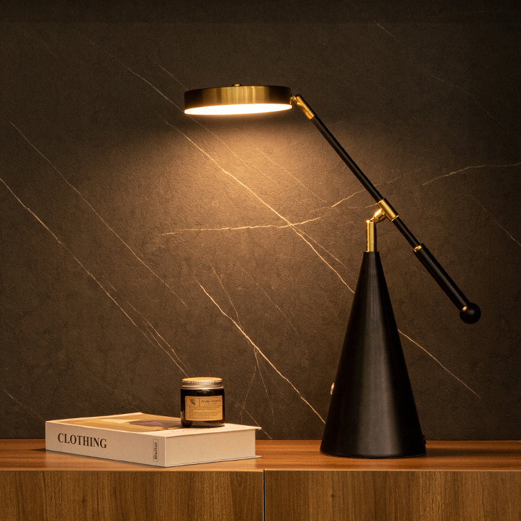Luxuriöse verstellbare LED-Tischlampe mit konischem Sockel