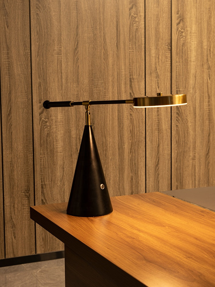 Luxuriöse verstellbare LED-Tischlampe mit konischem Sockel