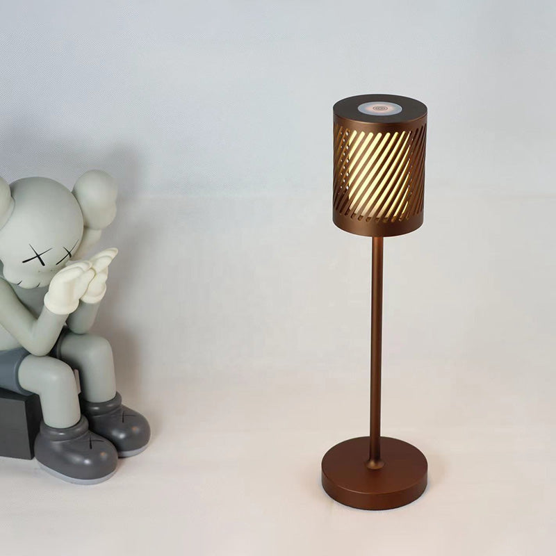 Moderne LED-Tischlampe – einzigartig geschnittener Lampenschirm und warmes Leuchten
