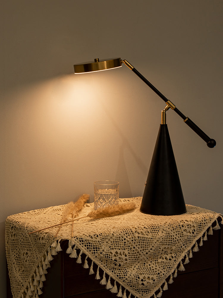 Luxuriöse verstellbare LED-Tischlampe mit konischem Sockel