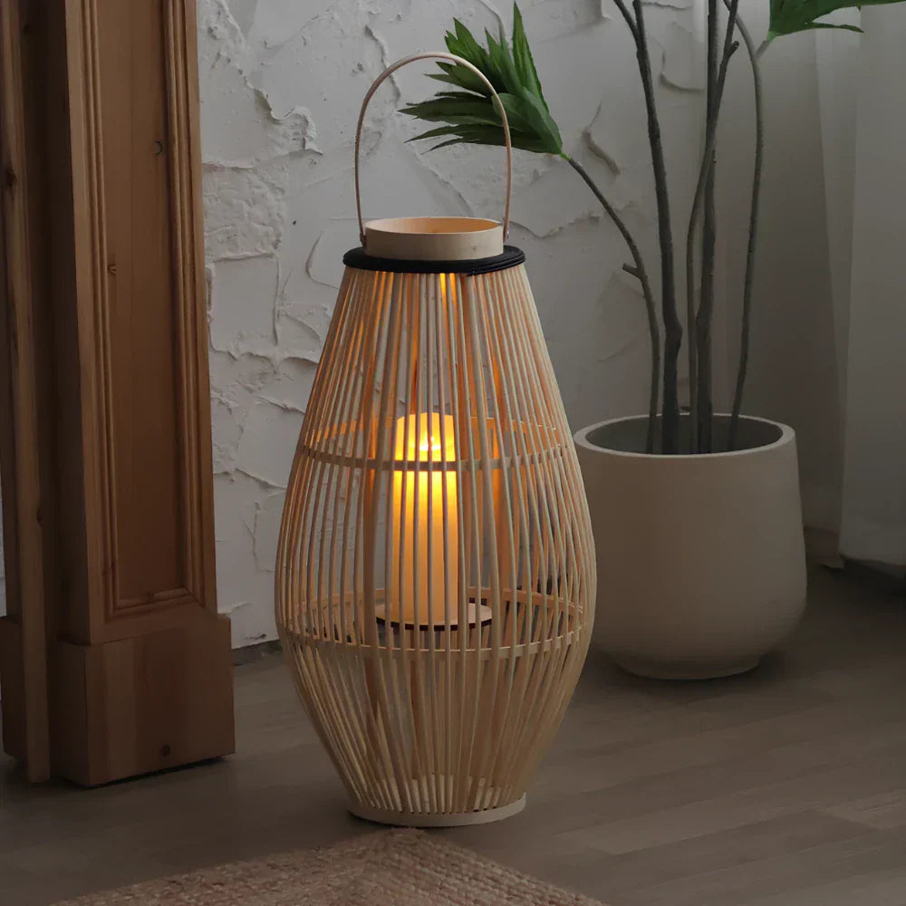 Lanterne en bambou tissée à la main Aurora – Lumière LED bohème rustique