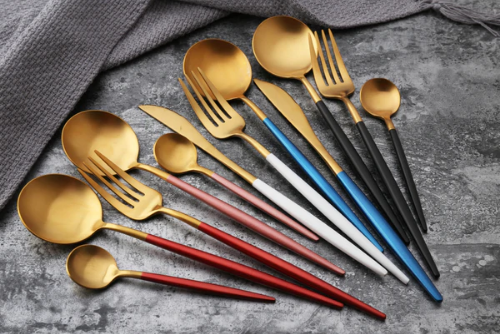 Lyxigt bestickset i rostfritt stål med 24 delar i guld och silver